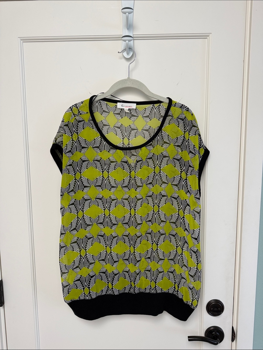 Vince Camuto lime green geometric short sleeve top with black trim L